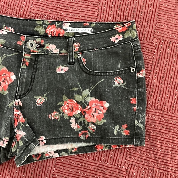 City Streets women’s size 13 black/ Pink Floral Jean “Classic shorty” Shorts - Picture 15 of 16